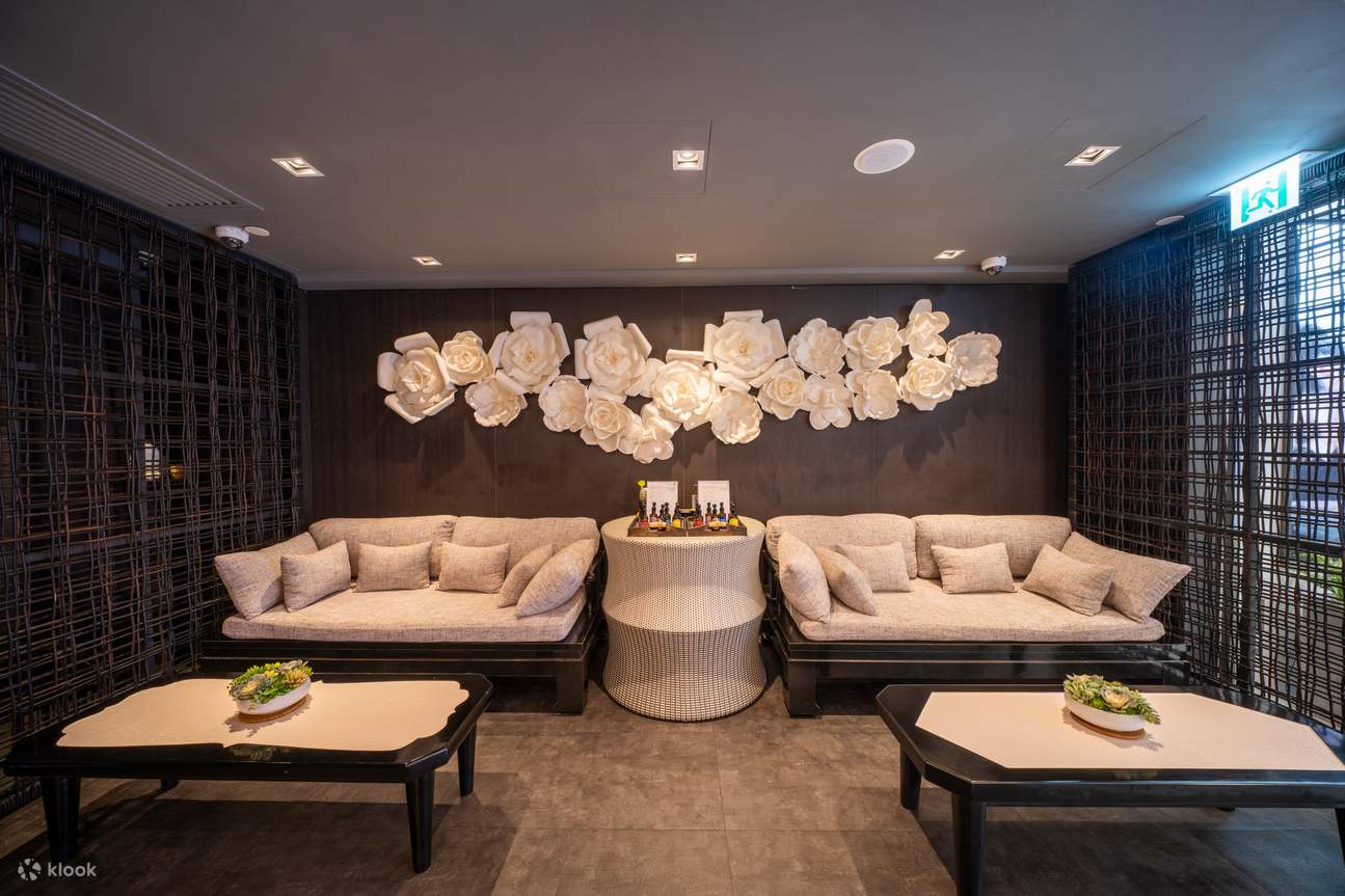 gris cálido, iluminación suave y mobiliario de diseño especial